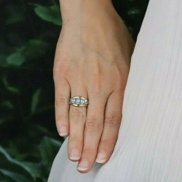 10k Yellow Gold Natural Blue Topaz Ring Size 6 1/4 - Picture 2 of 7